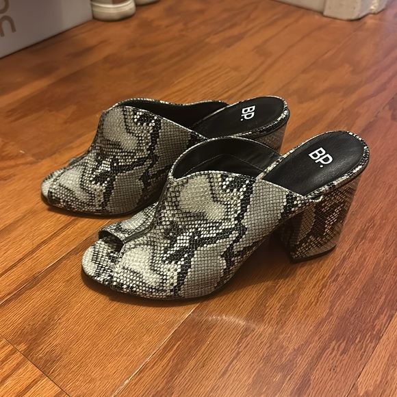 Women’s snakeskin mules - Picture 2 of 2